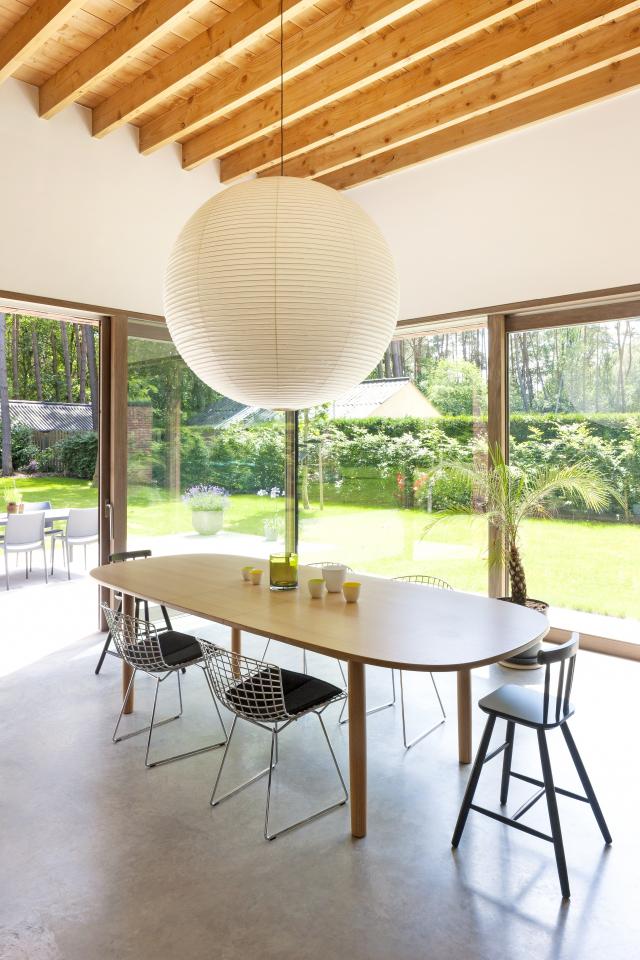 eetkamer</p></noscript>
<p>[imageid:1464216;width:640;height:;align:leftbadkamer”/></p>
<p>Rond de tafel van de eetkamer staan een paar echte designklassiekers. Ze baden in het licht dat door de grote ramen rondom rond de ruimte binnenvalt. Ook de badkamer krijgt veel lichtinval en groene accenten door het uitzicht op de patio.</p>
<h4>
	Lees ook:</h4>
<ul>
<li>
		<a href=